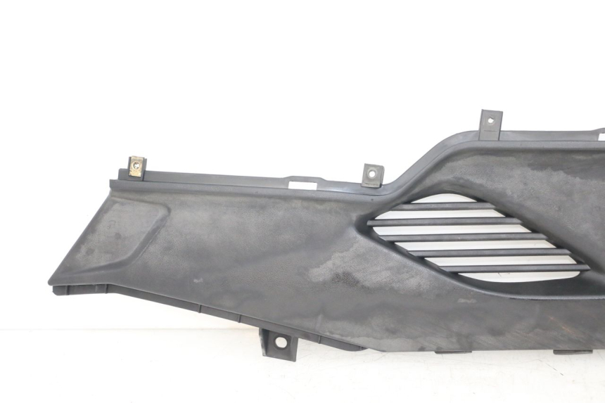 photo de TRITTBRETT VERKLEIDUNG MITTE LINKS KYMCO DINK STREET ABS 125 (2011 - 2018) - Technische Nahaufnahme