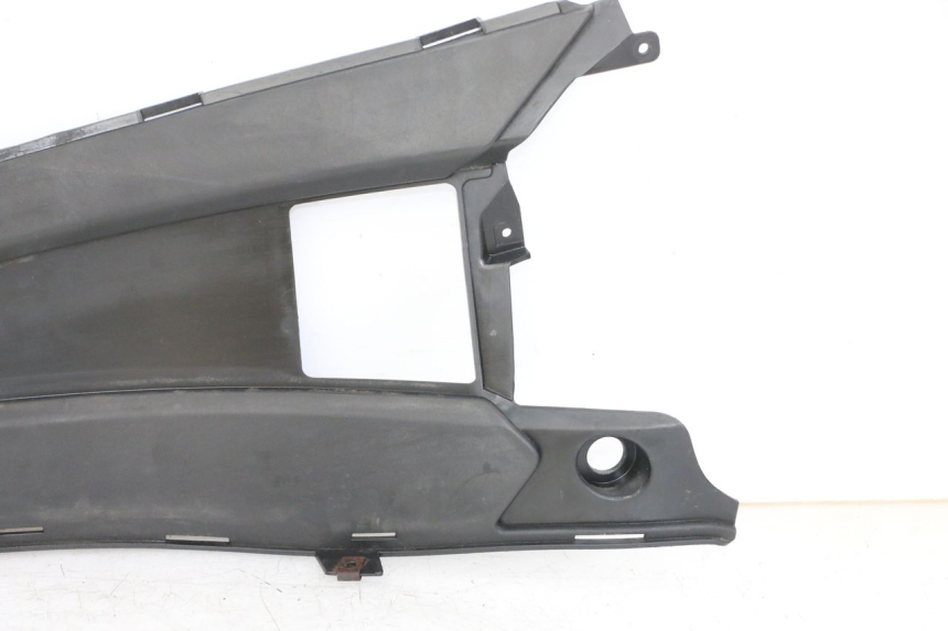 photo de TRITTBRETT VERKLEIDUNG MITTE LINKS GILERA NEXUS 300 (2008 - 2013) - Details der Befestigungspunkte