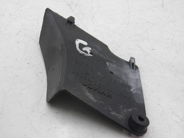 photo de TRITTBRETT VERKLEIDUNG MITTE LINKS KYMCO SPACER 50 (1998 - 2009) - Detailansicht des Bauteils