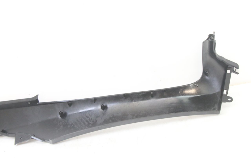 photo de TRITTBRETT VERKLEIDUNG MITTE LINKS PIAGGIO MP3 500 (2014 - 2017) - Details der Befestigungspunkte