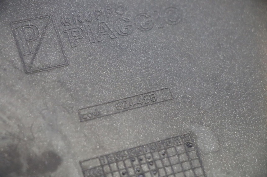 photo de TRITTBRETT VERKLEIDUNG MITTE LINKS PIAGGIO MP3 RL 250 (2006 - 2010) - Technische Nahaufnahme