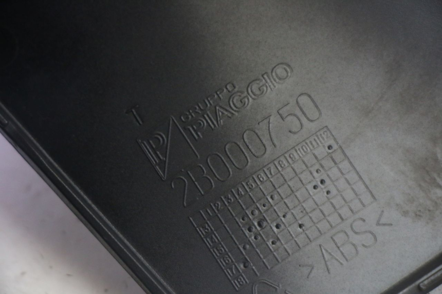 photo de TRITTBRETT VERKLEIDUNG MITTE LINKS PIAGGIO MP3 500 (2016 - 2018) - Technische Nahaufnahme