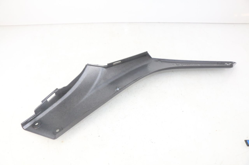 photo de TRITTBRETT VERKLEIDUNG MITTE LINKS APRILIA SRV 850 (2012 - 2017) - Zoom auf Gebrauchszustand