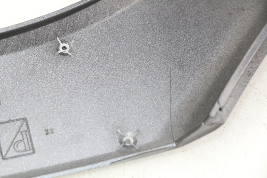 photo de TRITTBRETT VERKLEIDUNG MITTE LINKS APRILIA SRV 850 (2012 - 2017) - Technische Nahaufnahme