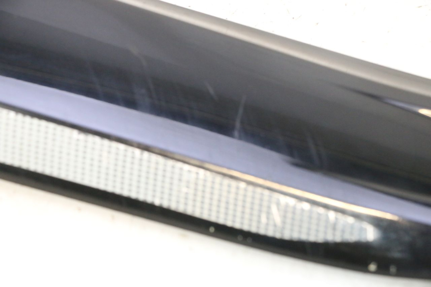 photo de TRITTBRETT VERKLEIDUNG MITTE LINKS YAMAHA X-MAX XMAX 125 (2010 - 2013) - Details der Befestigungspunkte