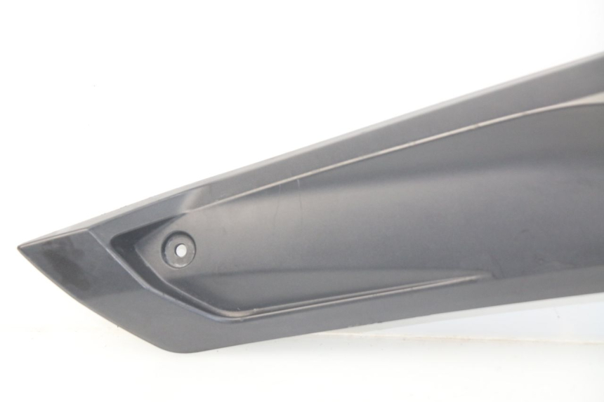 photo de TRITTBRETT VERKLEIDUNG MITTE LINKS YAMAHA YP X-MAX XMAX 400 (2014 - 2017) - Details der Befestigungspunkte