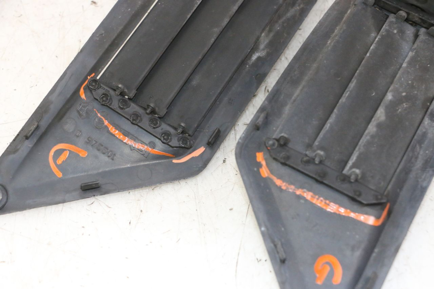 photo de TRITTBRETT VERKLEIDUNG MITTE GILERA NEXUS 300 (2008 - 2013) - Details der Befestigungspunkte