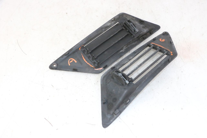 photo de TRITTBRETT VERKLEIDUNG MITTE GILERA NEXUS 300 (2008 - 2013) - Kennzeichnungen und Originalreferenzen