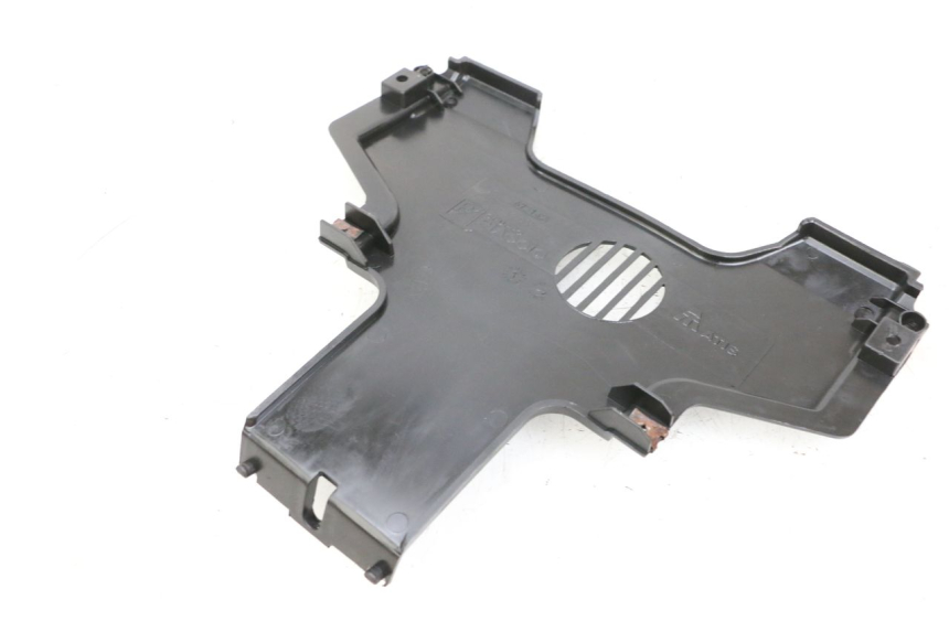 photo de TRITTBRETT VERKLEIDUNG MITTE PIAGGIO MP3 HPE 350 (2018 - 2020) - Zoom auf Gebrauchszustand