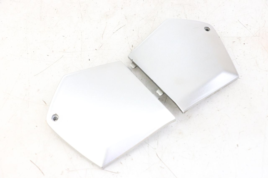 photo de TRITTBRETT VERKLEIDUNG MITTE PIAGGIO MP3 LT 300 (2010 - 2016) - Details der Befestigungspunkte