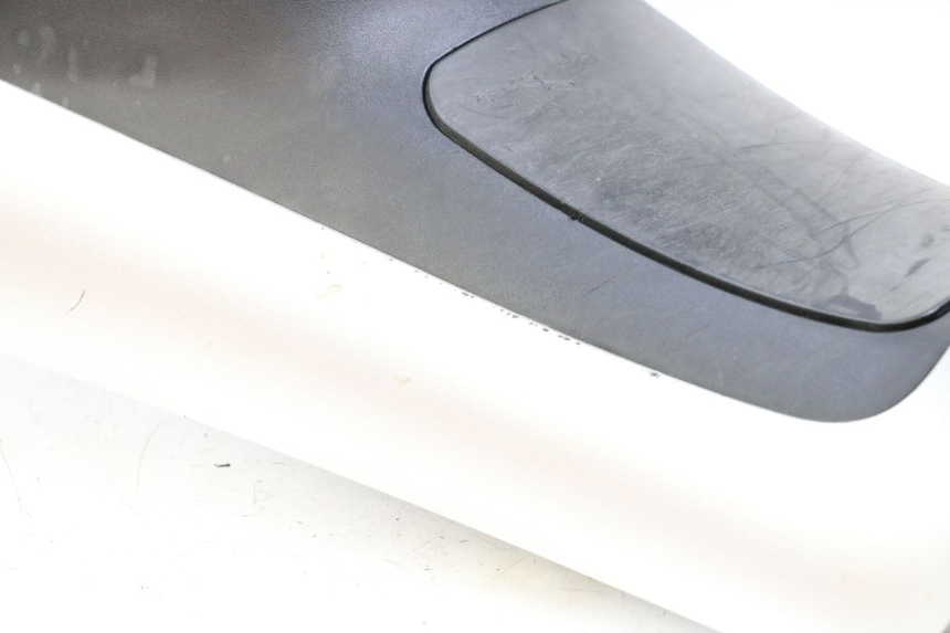 photo de TRITTBRETT VERKLEIDUNG MITTE PIAGGIO MP3 125 (2006 - 2014) - Details der Befestigungspunkte