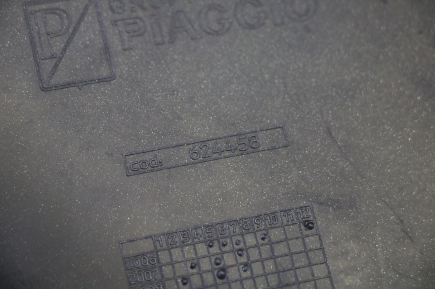 photo de TRITTBRETT VERKLEIDUNG MITTE PIAGGIO MP3 125 (2006 - 2014) - Technische Nahaufnahme