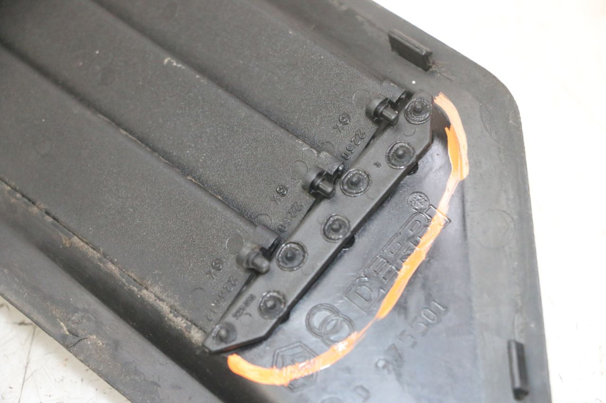 photo de TRITTBRETT VERKLEIDUNG MITTE GILERA NEXUS 125 (2009 - 2013) - Details der Befestigungspunkte