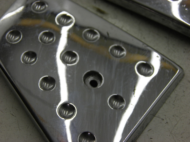 photo de TRITTBRETT VERKLEIDUNG MITTE PIAGGIO XEVO - X EVO 125 (2010 - 2015) - Detailansicht des Bauteils