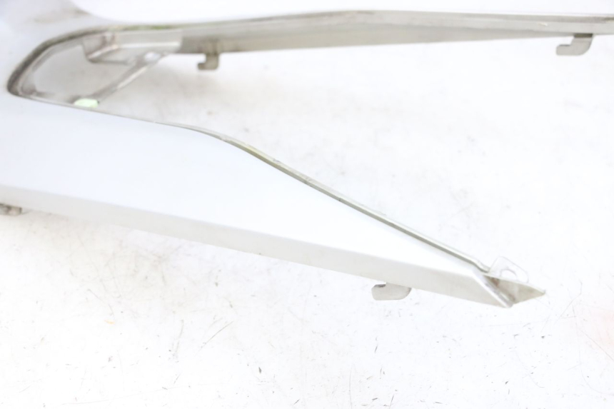 photo de TRITTBRETT VERKLEIDUNG MITTE PEUGEOT SATELIS 250 (2006 - 2012) - Weitere Ansicht des Artikels