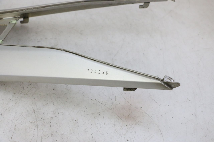 photo de TRITTBRETT VERKLEIDUNG MITTE PEUGEOT SATELIS 125 (2006 - 2009) - Technische Nahaufnahme