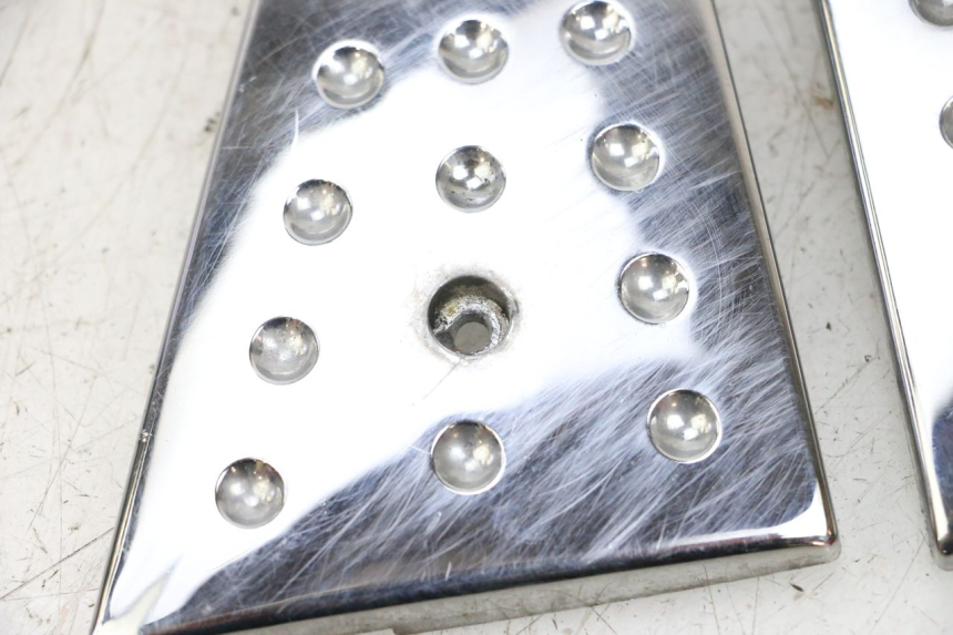 photo de FUSSRAUMVERBINDUNG PIAGGIO X8 125 (2004 - 2007) - Details der Befestigungspunkte