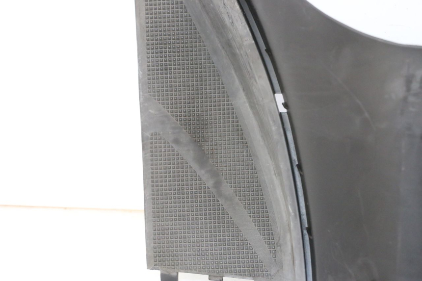 photo de TRITTBRETT VERKLEIDUNG MITTE YAMAHA YP MAJESTY 125 (2007 - 2010) - Fokus auf die Struktur