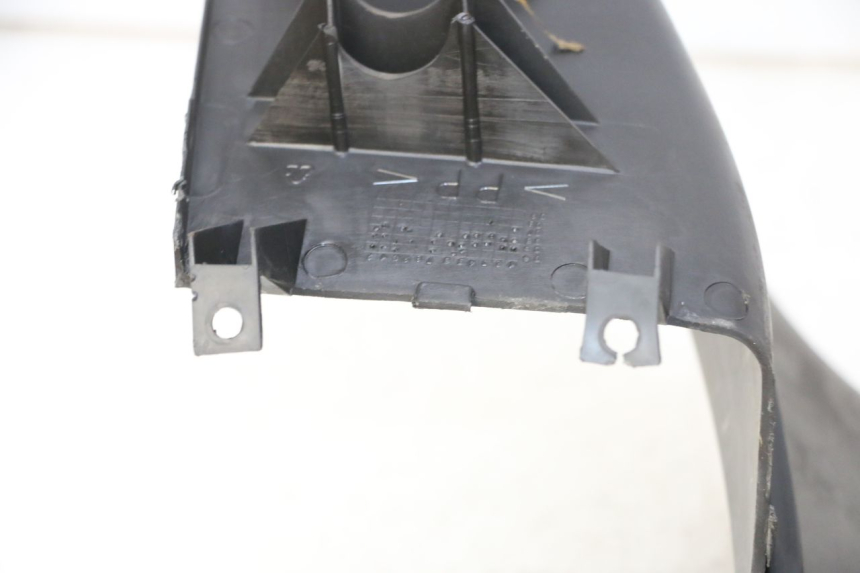 photo de TRITTBRETT VERKLEIDUNG MITTE YAMAHA YP MAJESTY 125 (2007 - 2010) - Details der Befestigungspunkte