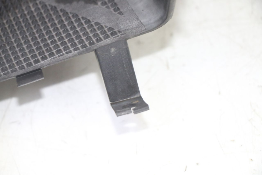 photo de TRITTBRETT VERKLEIDUNG MITTE YAMAHA YP MAJESTY 125 (2002 - 2006) - Details der Befestigungspunkte