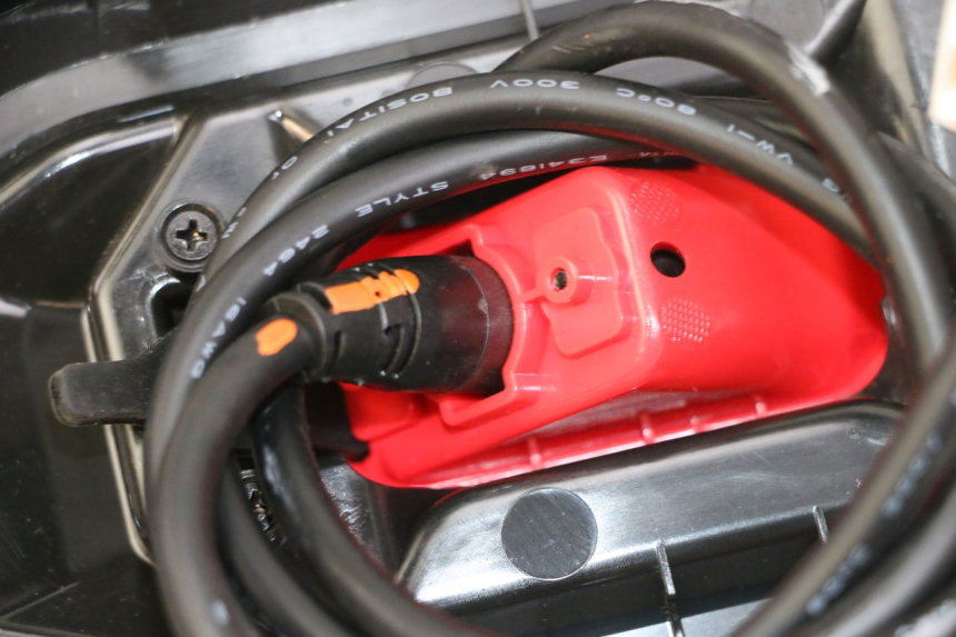 photo de TRITTBRETT VERKLEIDUNG MITTE SEGWAY NINEBOT ZT3 PRO 1 - Oberflächenzustand und Material