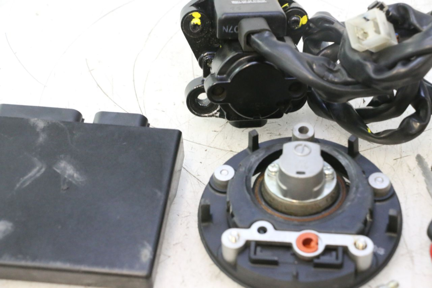 photo de SCHLOSSSATZ CDI YAMAHA FZ8 800 (2010 - 2016) - Weitere Ansicht des Artikels
