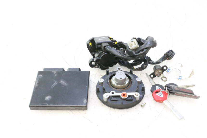 photo de SCHLOSSSATZ CDI YAMAHA FZ8 800 (2010 - 2016) - Oberflächenzustand und Material
