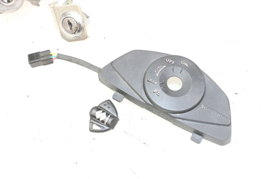 photo de SCHLOSSSATZ CDI SUZUKI GSR 750 (2011 - 2017) - Kennzeichnungen und Originalreferenzen