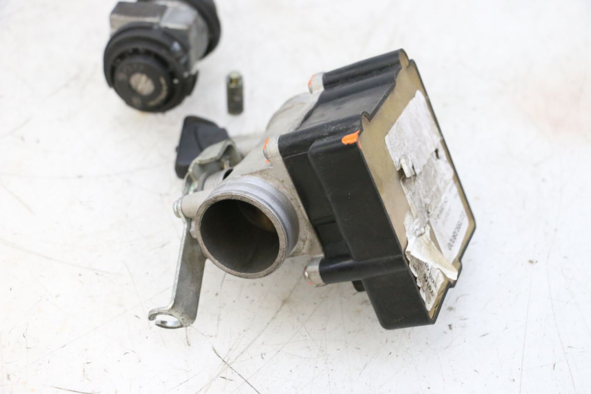 photo de SCHLOSSSATZ CDI PEUGEOT SATELIS 125 (2013 - 2018) - Details der Befestigungspunkte