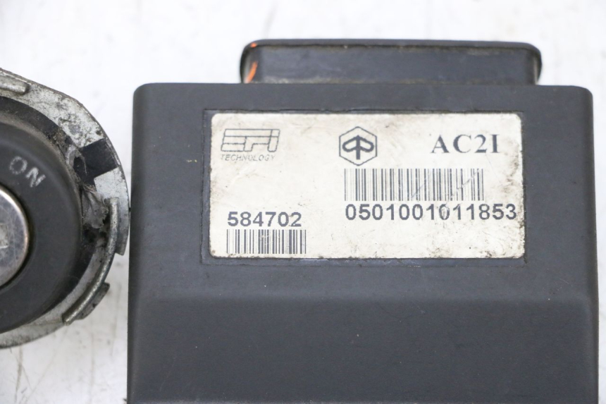 photo de SCHLOSS-SCHLÜSSEL-CDI-ZÜNDUNGSSCHLOSS PIAGGIO X8 125 (2004 - 2007) - Details der Befestigungspunkte