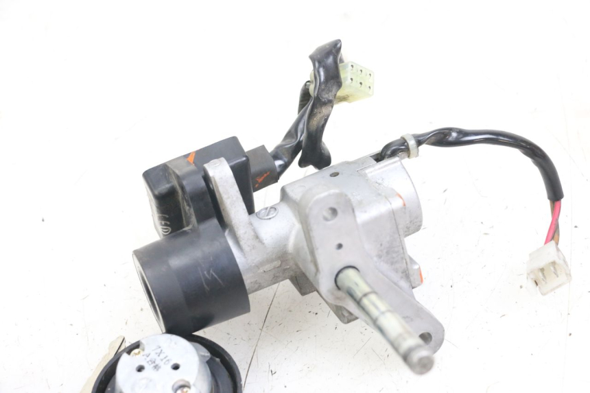 photo de SCHLOSS-SCHLÜSSEL-CDI-NEIMAN YAMAHA XMAX X-MAX 125 (2006 - 2009) - Alternative Perspektive
