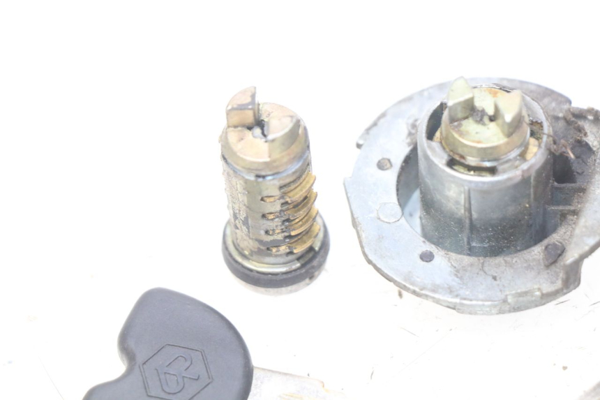 photo de SCHLOSS-SCHLÜSSEL-KIT NEIMAN PIAGGIO FLY 100 (2006 - 2010) - Zoom auf Gebrauchszustand