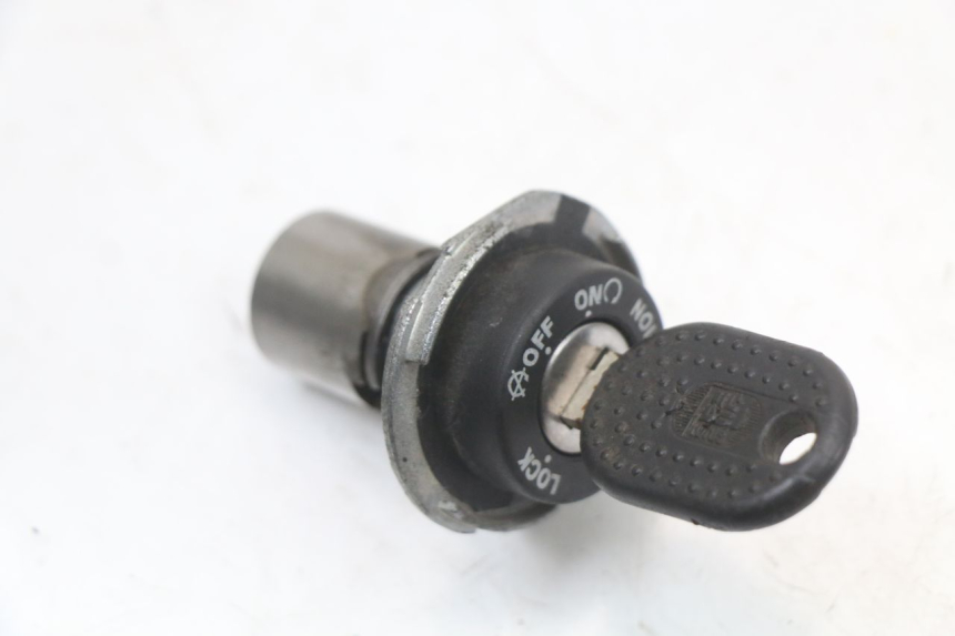 photo de SCHLOSSSATZ PIAGGIO LIBERTY 4T 50 (2004 - 2008) - Details der Befestigungspunkte