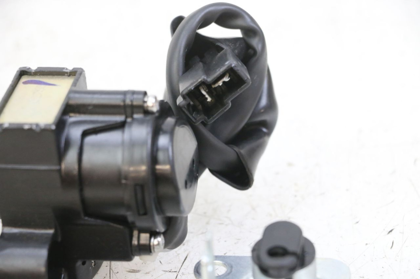 photo de SCHLOSSSATZ ROYAL ENFIELD SCRAM 411 (2022 - 2024) - Technische Nahaufnahme