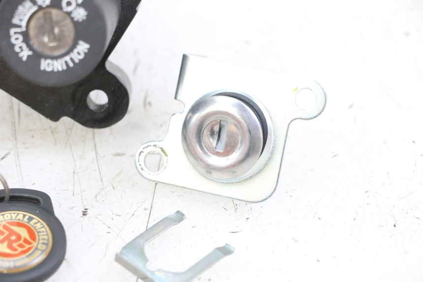 photo de SCHLOSSSATZ ROYAL ENFIELD SCRAM 411 (2022 - 2024) - Kennzeichnungen und Originalreferenzen