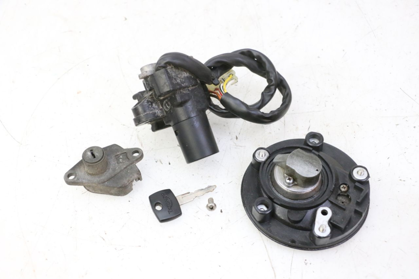 photo de SCHLOSSSATZ TRIUMPH SPRINT 900 (1995 - 1998) - Zoom auf Gebrauchszustand