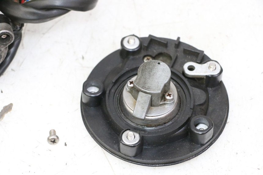 photo de SCHLOSSSATZ TRIUMPH SPRINT 900 (1995 - 1998) - Gesamtansicht des Produkts