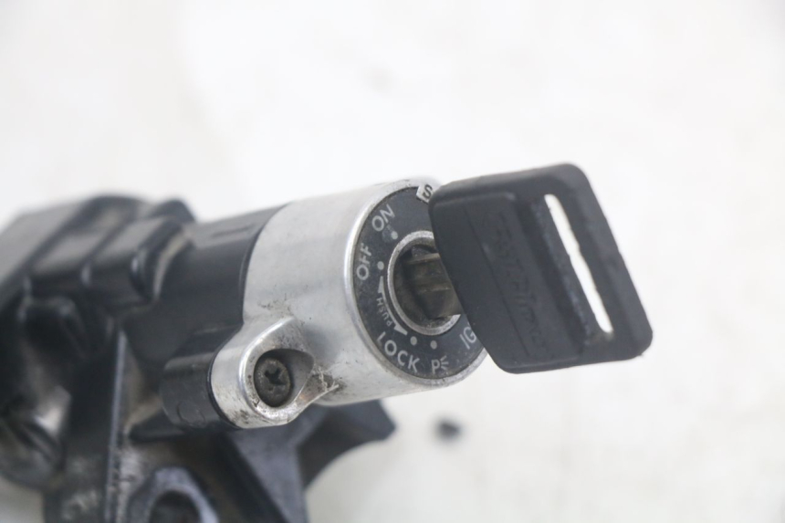 photo de SCHLOSS-SCHLÜSSEL-SET NEIMAN SUZUKI SV N 650 (1999 - 2002) - Details der Befestigungspunkte