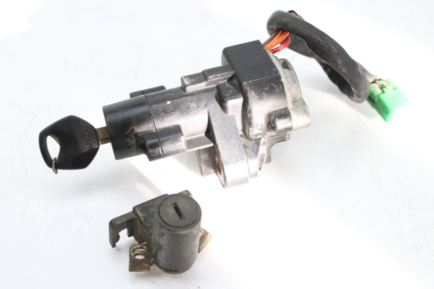 photo de SCHLOSS-SCHLÜSSEL-SET NEIMAN SUZUKI TLS TL S 1000 (1997 - 2001) - Details der Befestigungspunkte