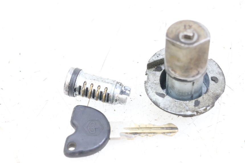 photo de SCHLOSS-SCHLÜSSEL-SET NEIMAN PIAGGIO ZIP 2T 50 (2009 - 2019) - Zoom auf Gebrauchszustand