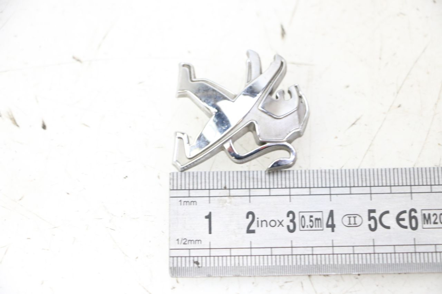 photo de MARKENLOGO PEUGEOT SATELIS 125 (2013 - 2018) - Detailansicht des Bauteils