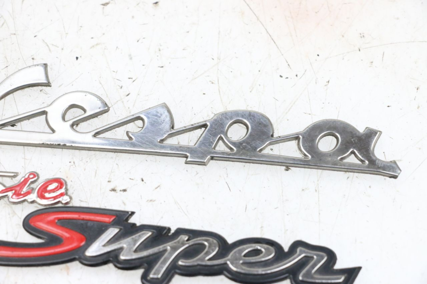 photo de MARKENLOGO PIAGGIO VESPA GTS SUPER IE 125 (2009 - 2016) - Details der Befestigungspunkte