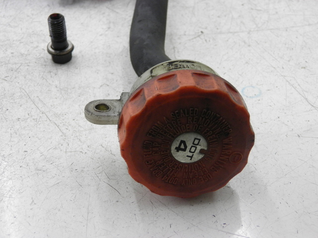 photo de BREMSPUMPE HINTEN HONDA CB SEVEN FITTY 750 (1992 - 2003) - Zoom auf Gebrauchszustand