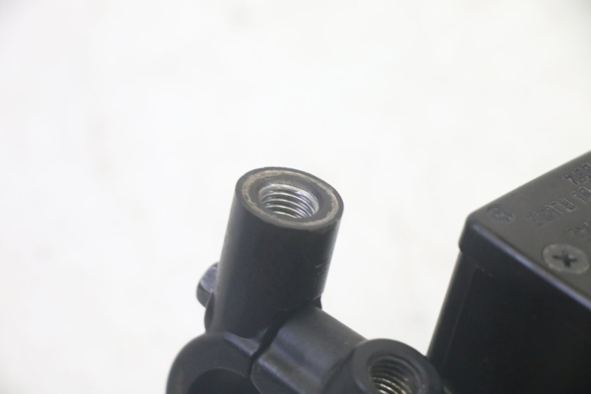 photo de VORDERER BREMSSATTEL SUZUKI BURGMAN 125 (2007 - 2014) - Details der Befestigungspunkte