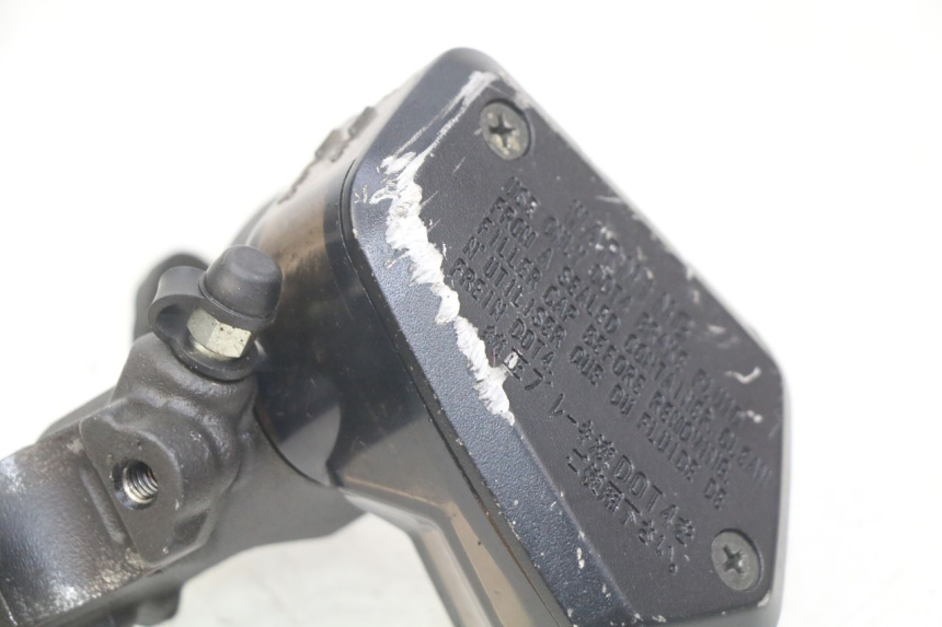 photo de VORDERER HAUPTBREMSZYLINDER HONDA CB R 1000 (2018 - 2023) - Details der Befestigungspunkte