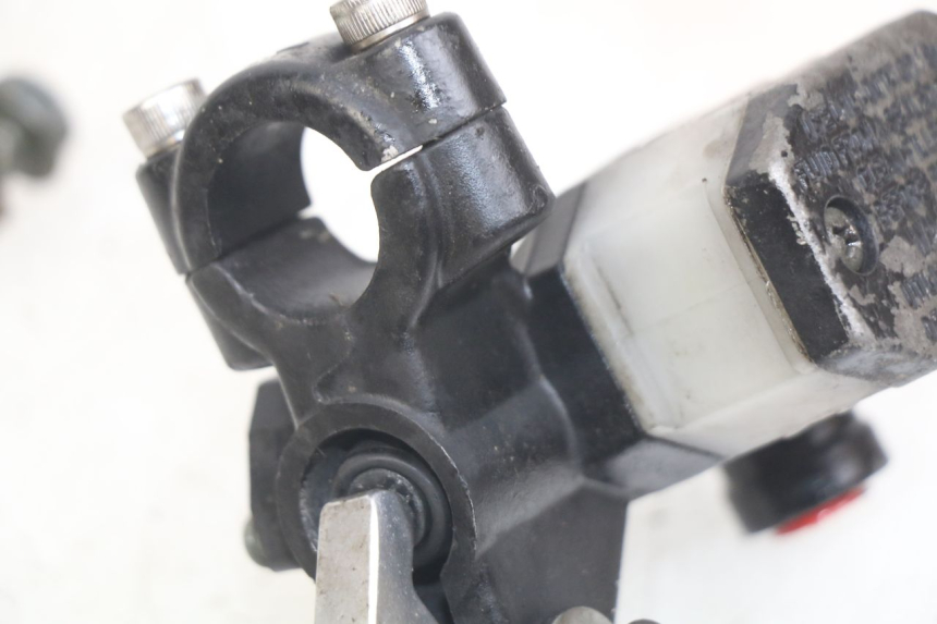 photo de VORDERER HAUPTBREMSZYLINDER SYM CROX 4T 50 (2016 - 2023) - Zoom auf Gebrauchszustand