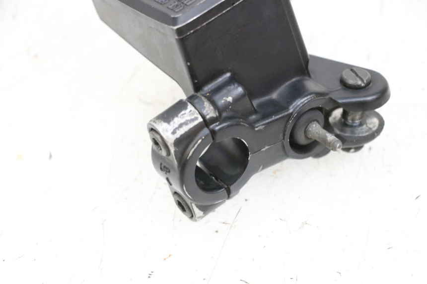 photo de VORDERER HAUPTBREMSZYLINDER YAMAHA FJR ABS 1300 (2006 - 2012) - Details der Befestigungspunkte