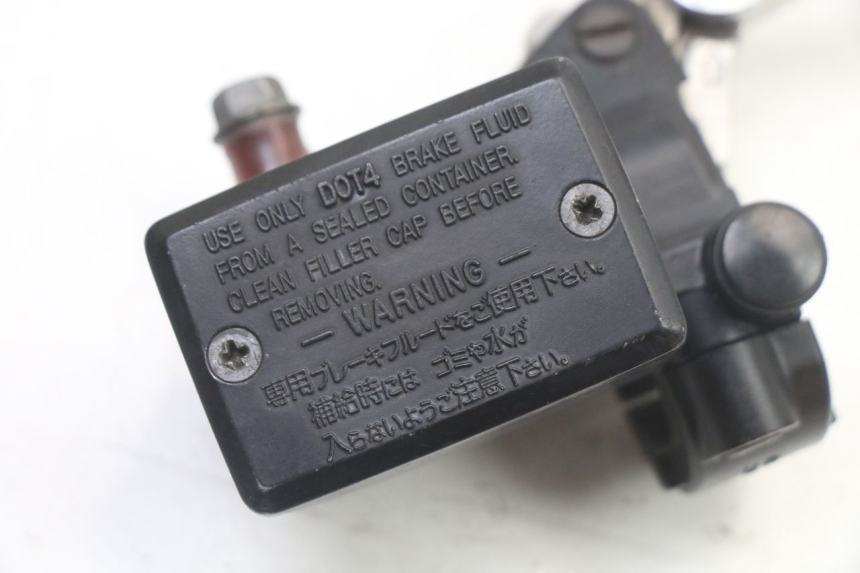 photo de VORDERER HAUPTBREMSZYLINDER YAMAHA FZS FAZER 600 (2001 - 2003) - Technische Nahaufnahme