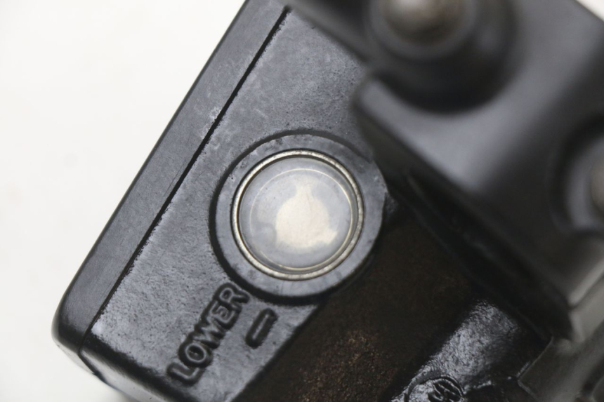 photo de BREMSPUMPE VORNE SUZUKI GZ MARAUDER 125 (1998 - 2004) - Details der Befestigungspunkte