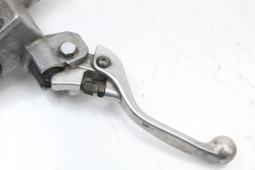 photo de VORDERER HAUPTBREMSZYLINDER KAWASAKI KX 85 (2014 - 2021) - Details der Befestigungspunkte